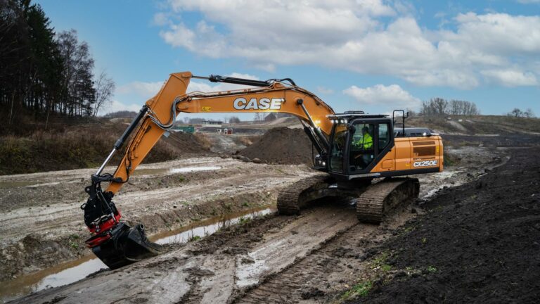 une image de pelle pelleteuse excavator 250E 25 tonnes 21 tonnes case construction equipement travaux publics tp btp carrière CMG achat concessionnaire materiel clermont ferrand puy de dôme auvergne nièvre cantal haute loire bourgogne yonne allier occitanie lot cher aveyron lozère nouvelle aquitaine corrèze achat acheter