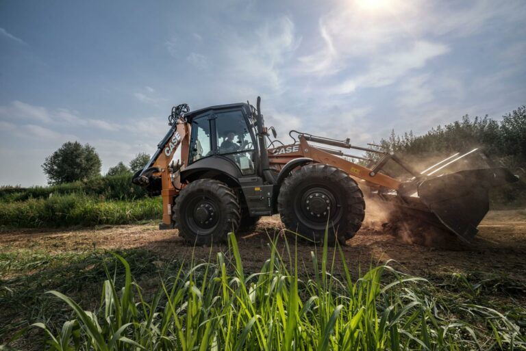 une image de tractopelle chargeuse pelleteuse backhoe case construction equipement travaux publics tp btp carrière CMG achat concessionnaire materiel clermont ferrand puy de dôme auvergne nièvre cantal haute loire bourgogne yonne allier occitanie lot cher aveyron lozère nouvelle aquitaine corrèze achat acheter vente