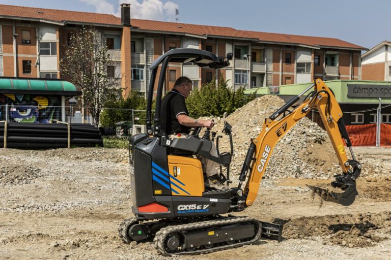 une image de pelle mini pelle pelleteuse excavator electrique CX 15EV 1.5 tonnes case construction equipement travaux publics tp btp carrière CMG achat concessionnaire materiel clermont ferrand puy de dôme auvergne nièvre cantal haute loire bourgogne yonne allier occitanie lot cher aveyron lozère nouvelle aquitaine corrèze achat acheter vente