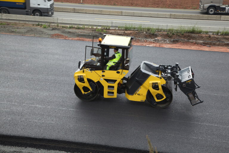 bomag finisseur compactage compacteur rouleau compresseur cylindre enrobé tp concession concessionnaire travaux publics cmg cmgtp bourgogne nievre 58 nevers yonne 89 auxerre centre cher 18 bourges auvergne occitanie