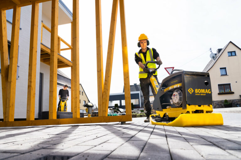 bomag plaque vibrante compactage compacteur rouleau compresseur cylindre enrobé tp concession concessionnaire travaux publics cmg cmgtp bourgogne nievre 58 nevers yonne 89 auxerre centre cher 18 bourges auvergne occitanie