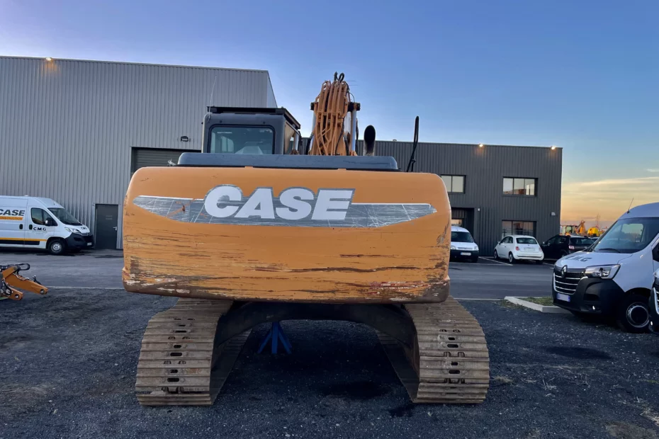 Optimisez vos opérations de terrassement avec la pelle CX210B CASE Construction, une machine performante et durable proposée par CMG.