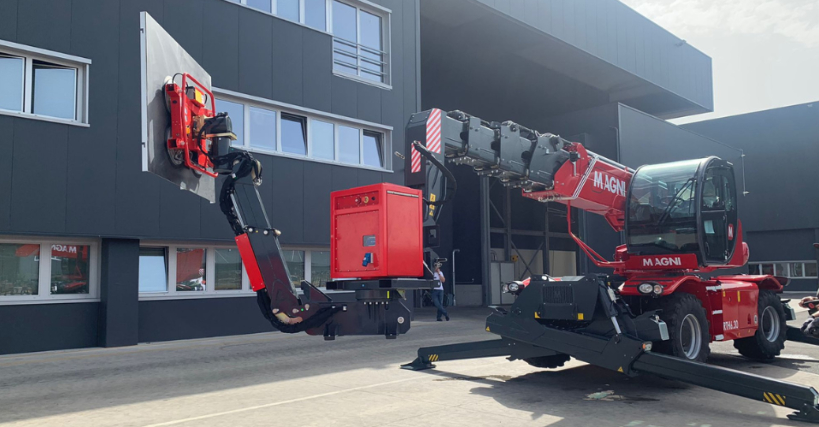 chariot telescopic telescopic handler Magni RT rotatif roto travaux publics TP btp carrière CMG cmgtp concessionnaire materiel clermont ferrand puy de dôme auvergne nevers nièvre bourgogne auxerre yonne moulins allier rodez aveyron cantal haute loire lot lozère Brive la gaillarde corrèze cher creuse