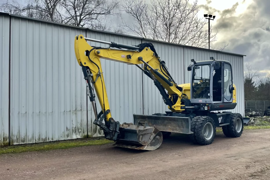 Découvrez la pelle Wacker Neuson EW100 : polyvalence et robustesse pour une efficacité accrue sur vos chantiers. Trouvez-la chez CMG pour des performances exceptionnelles.